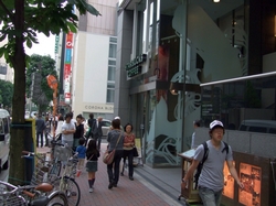銀座マロニエ通りの白鯨