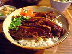 沖縄料理あじとの角煮丼